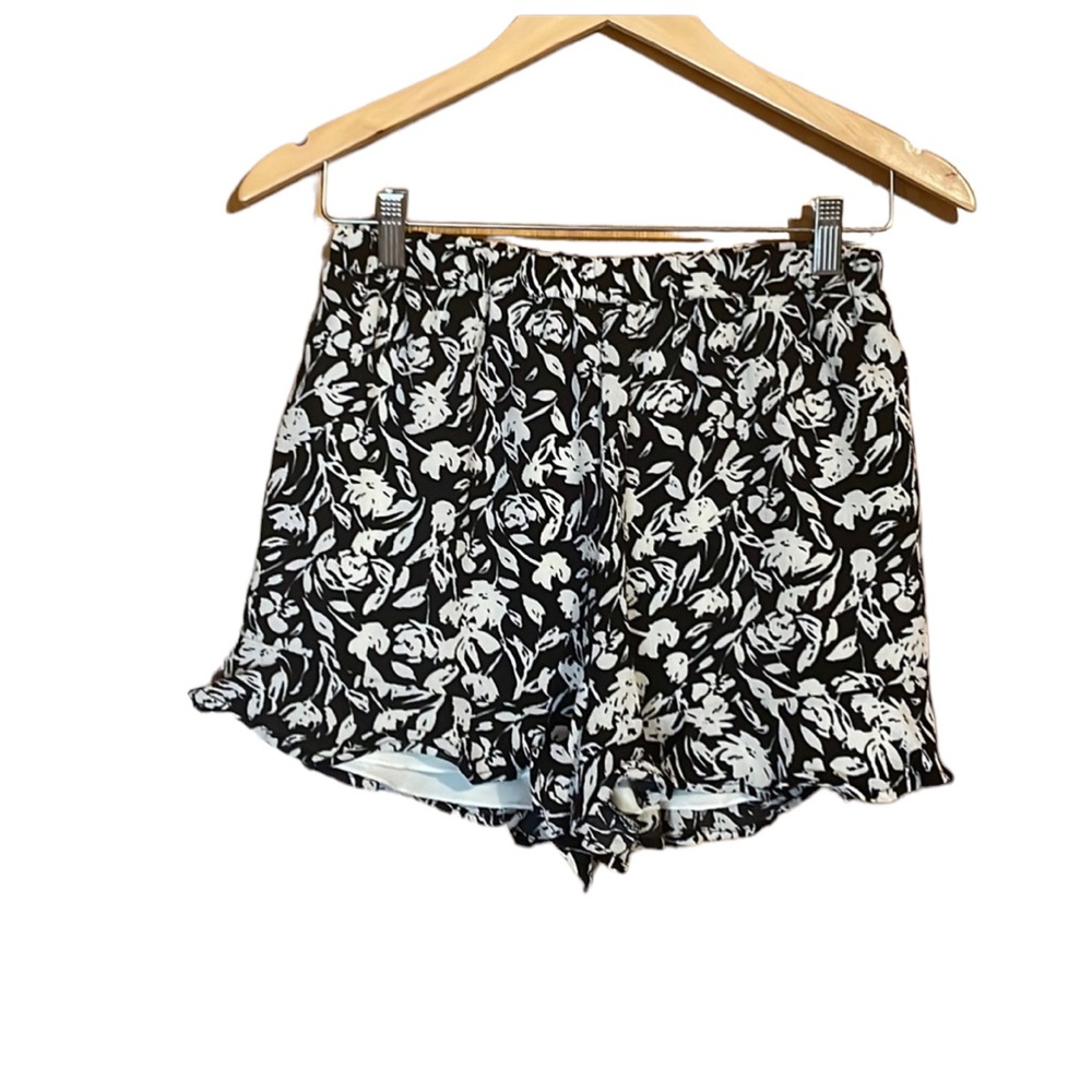 •EVERLY•NWOT BLACK/CREAM FLORAL RUFFLE HEM HIGH WAISTED SHORTS SIZE SMALL - Picture 1 of 7